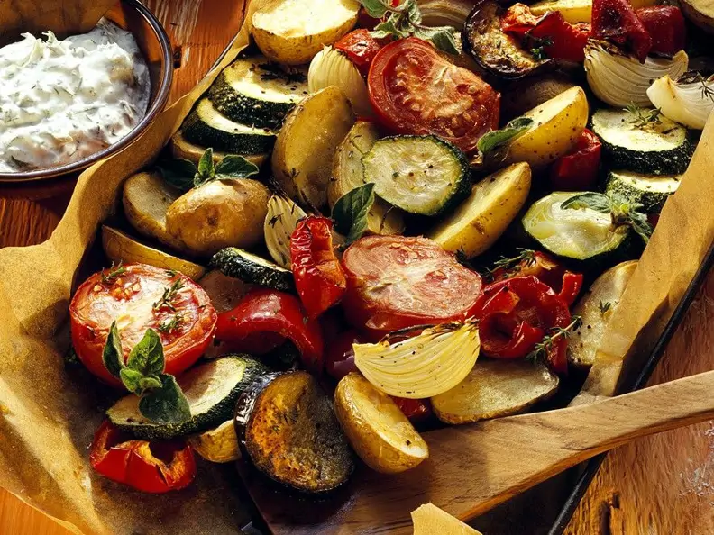 Mediterranes Ofengemüse mit Kräuterquark