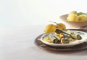 Gefüllte Weinblätter mit Reis und Tomaten