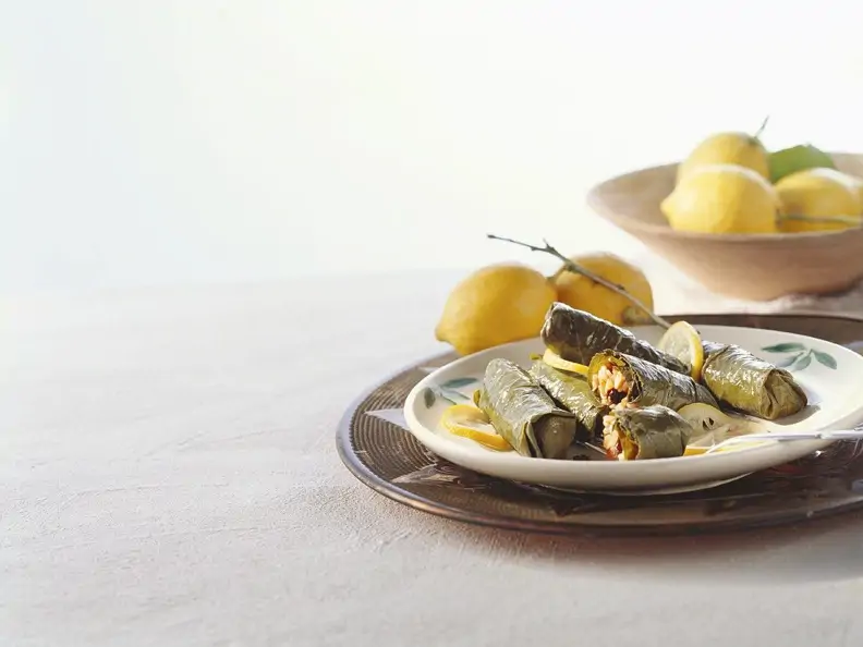 Gefüllte Weinblätter mit Reis und Tomaten