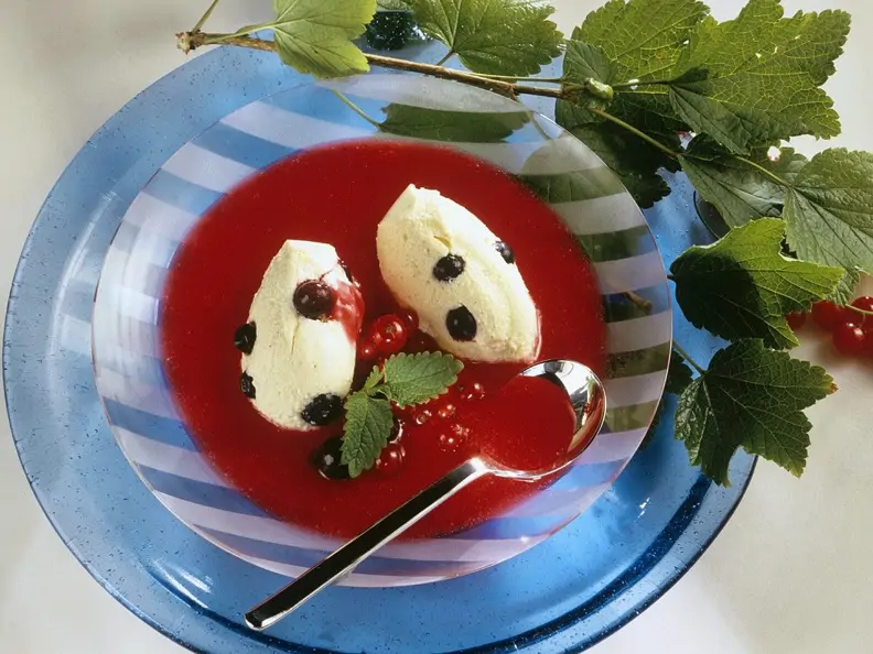 Quarmousse mit Beeren