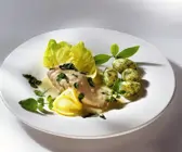 Lachs mit Weinsauce und Kartoffeln