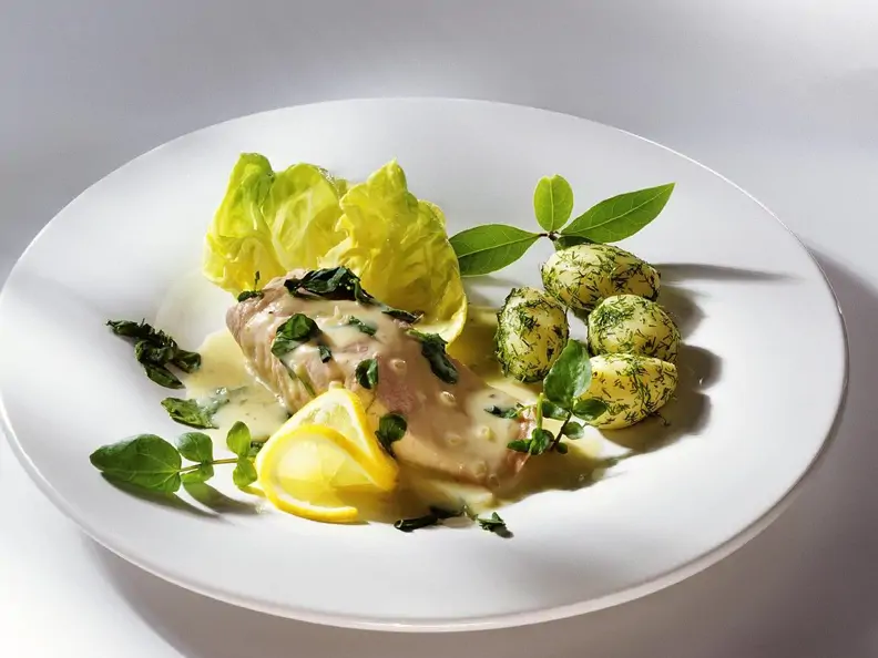 Lachs mit Weinsauce und Kartoffeln