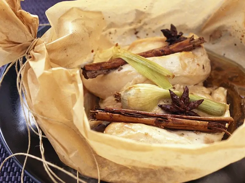 Hähnchenbrust in Papier gebacken