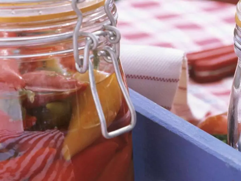 Peperoni und Paprika eingelegt