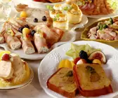 Buffet mit Schinkenrollen, Pasteten, belegten Broten etc.