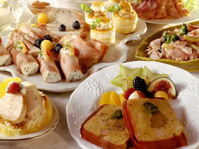 Buffet mit Schinkenrollen, Pasteten, belegten Broten etc.