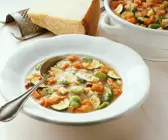 Schnelle Minestrone mit Parmesan