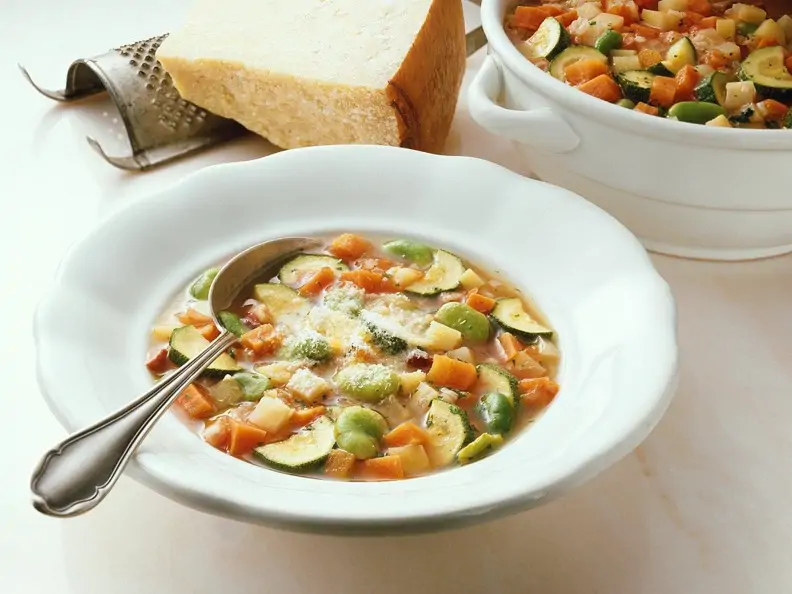 Schnelle Minestrone mit Parmesan