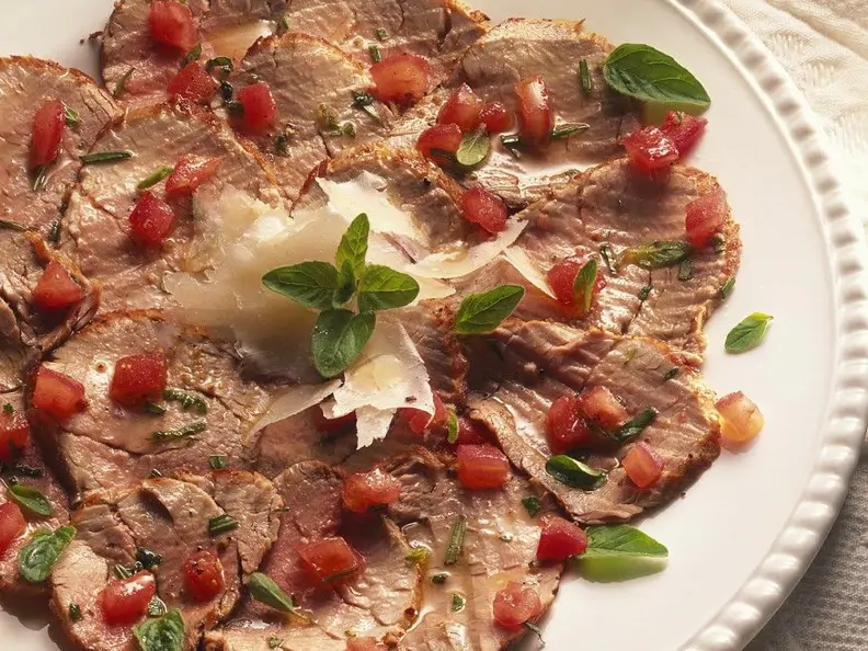 Kalter Schweinebraten mit Tomaten-Dressing