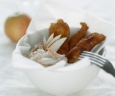 Paniete Hähnchenflügel mit Krautsalat