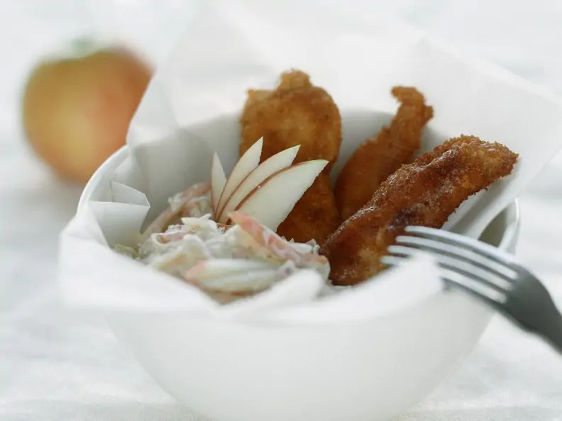 Paniete Hähnchenflügel mit Krautsalat