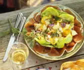 Zucchinisalat auf Schinken