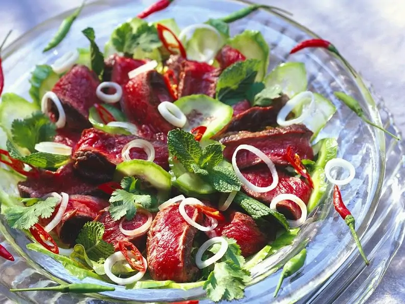 Asiatischer Gurkensalat mit Steakstreifen