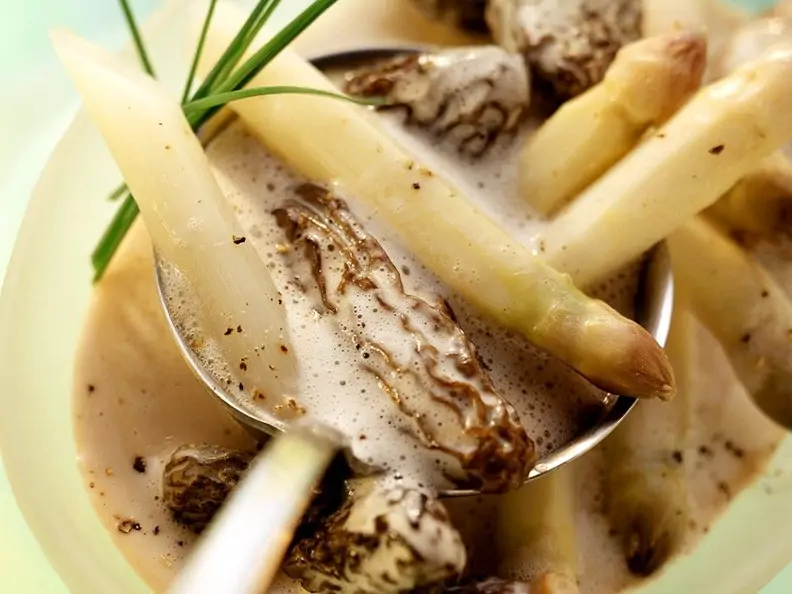Spargel mit Morcheln