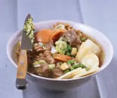 Rindfleischsuppe mit Nudeln