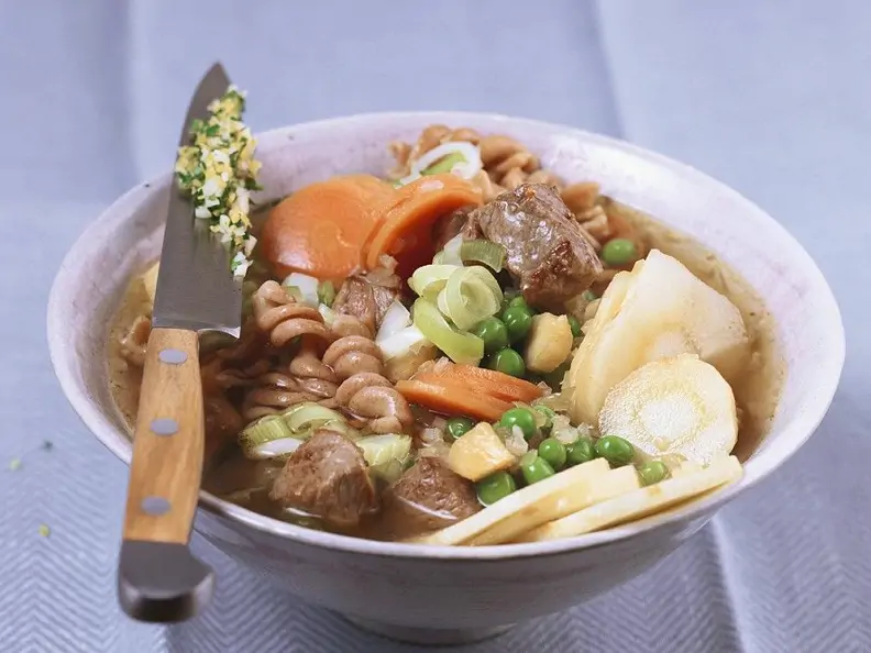 Rindfleischsuppe mit Nudeln