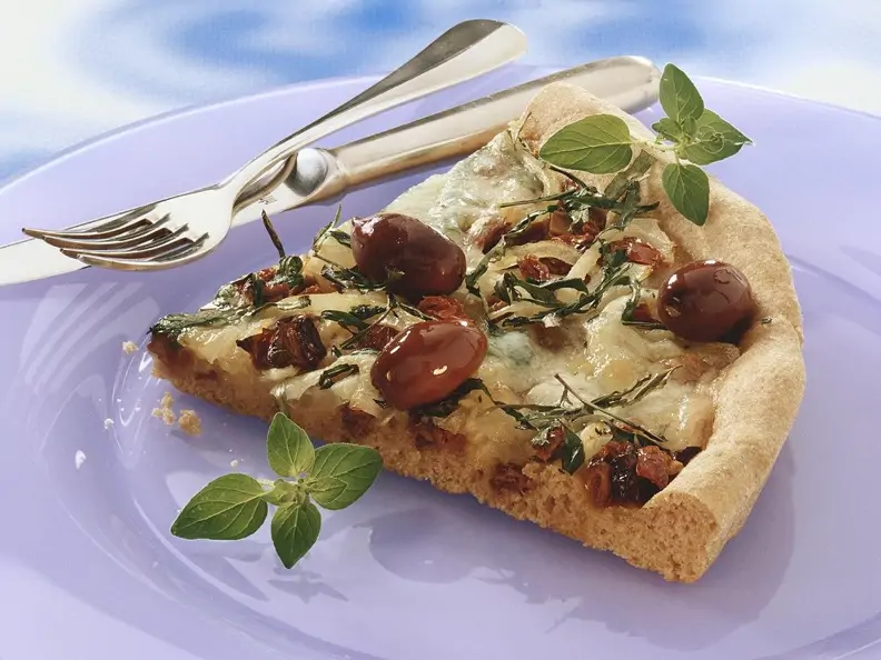 Vollkorn-Pizza mit Oliven