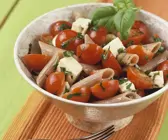 Nudelsalat mit Tomaten und Mozzarella