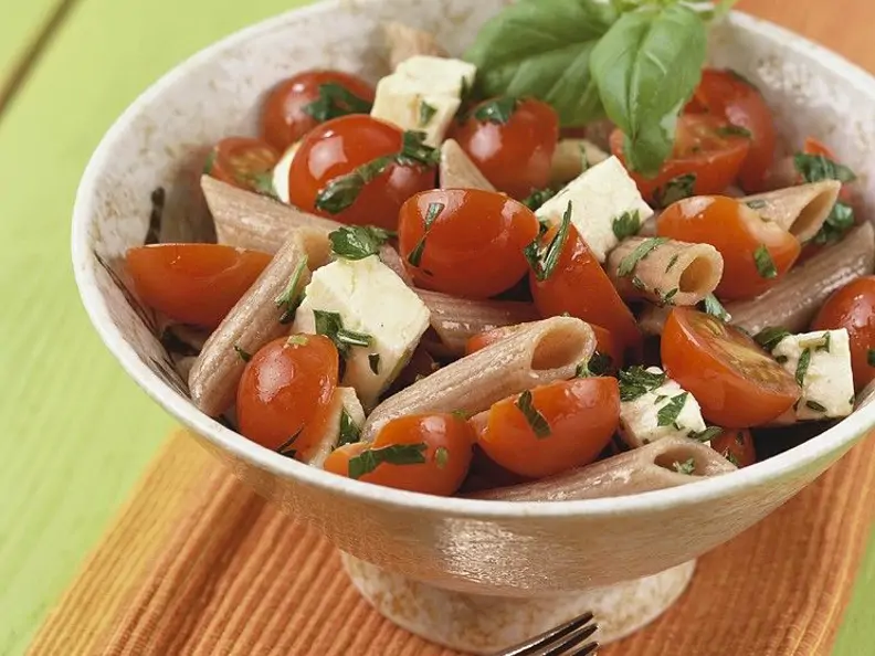 Nudelsalat mit Tomaten und Mozzarella