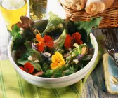 Salat mit Essblüten