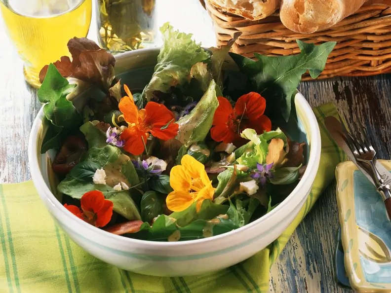 Salat mit Essblüten