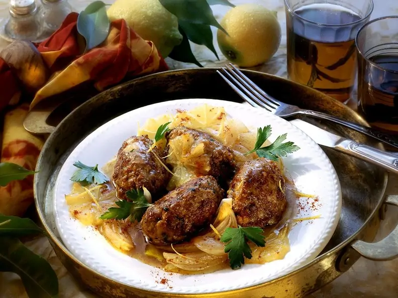 Hackfleischbällchen mit Zwiebelsauce