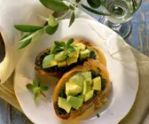 Kräuter-Crostini mit Avocado