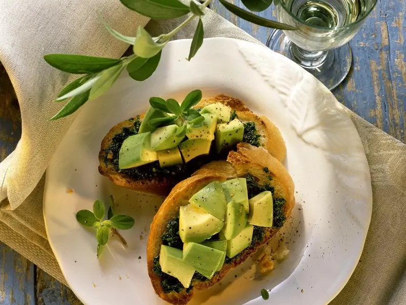 Kräuter-Crostini mit Avocado