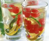 Beeren-Bowle mit Wein und Sekt