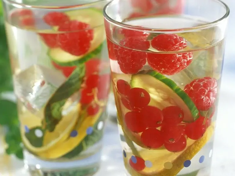 Beeren-Bowle mit Wein und Sekt