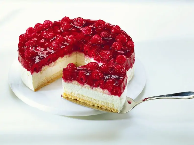 Sahnetorte mit Beeren
