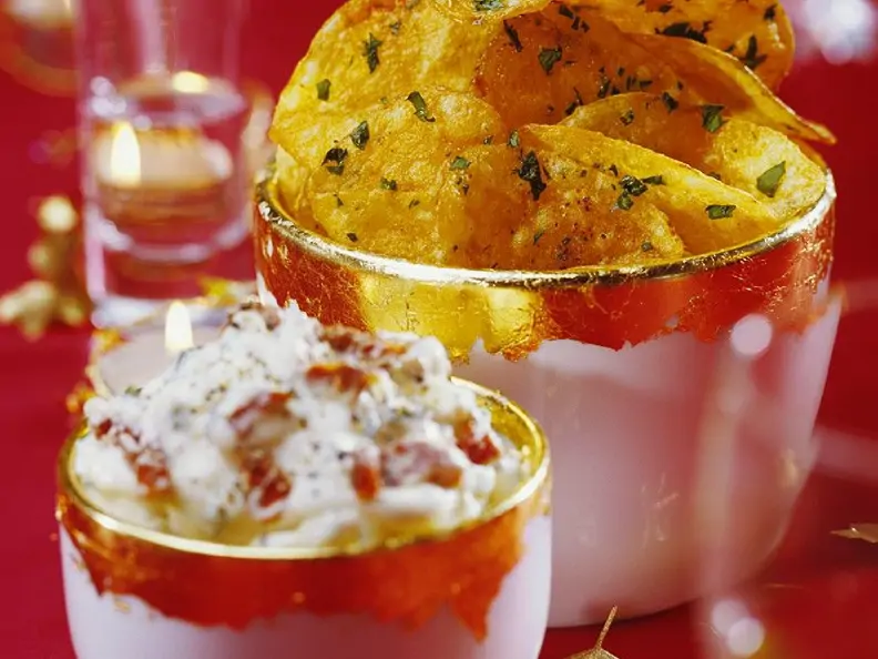 Kartoffelchips mit Joghurtsauce
