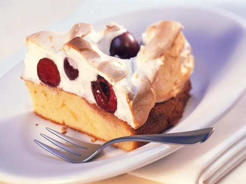 Rührkuchen mit Kirsch-Baiserhaube