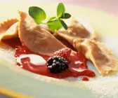 Süße Ravioli mit Beeren