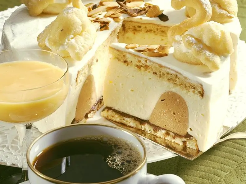 Quark-Eierlikörtorte mit Brandteiggebäck