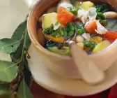 Klare Gemüsesuppe mit gemischtem Gemüse