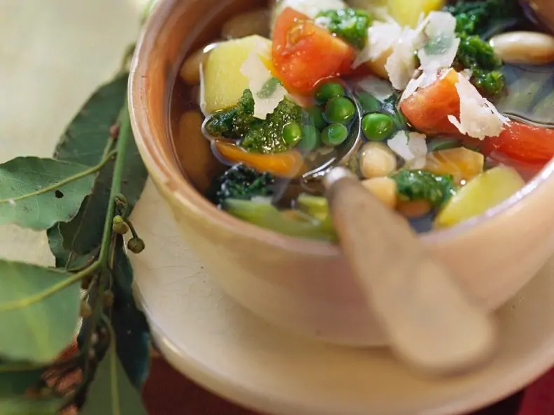 Klare Gemüsesuppe mit gemischtem Gemüse
