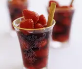 Rotweinbowle mit Beeren