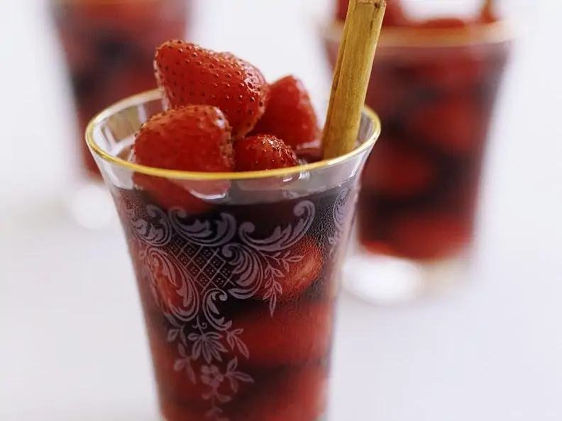 Rotweinbowle mit Beeren