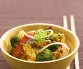 Hähnchenbrust mit Gemüse aus dem Wok