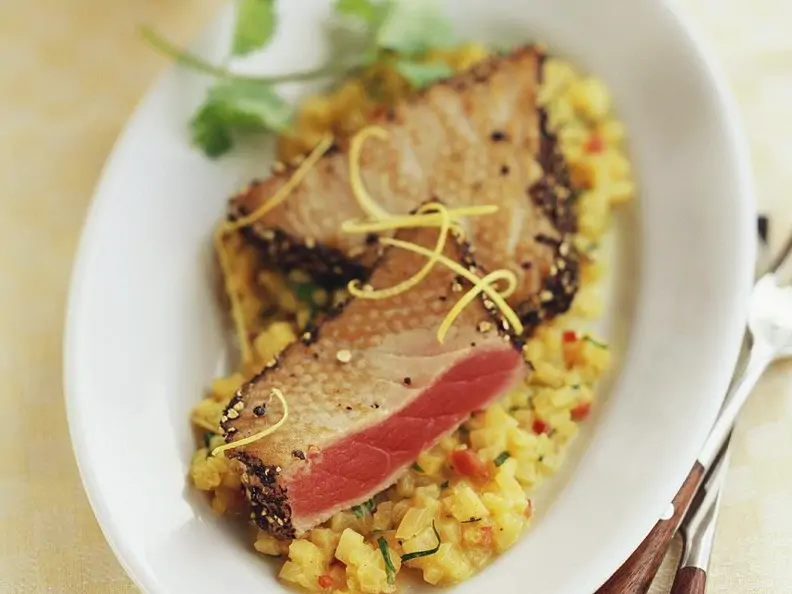 Gebratener Thunfisch auf Steckrüben