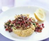 Kichererbsenpüree mit Salat
