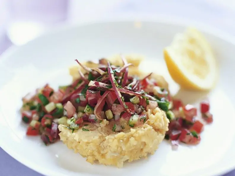 Kichererbsenpüree mit Salat