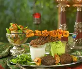 Verschiedene Grillspieße und Dips