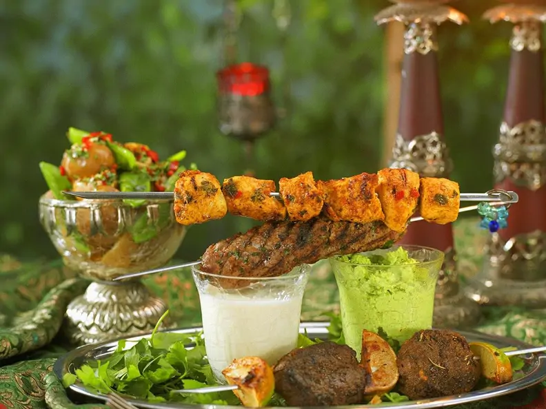 Verschiedene Grillspieße und Dips