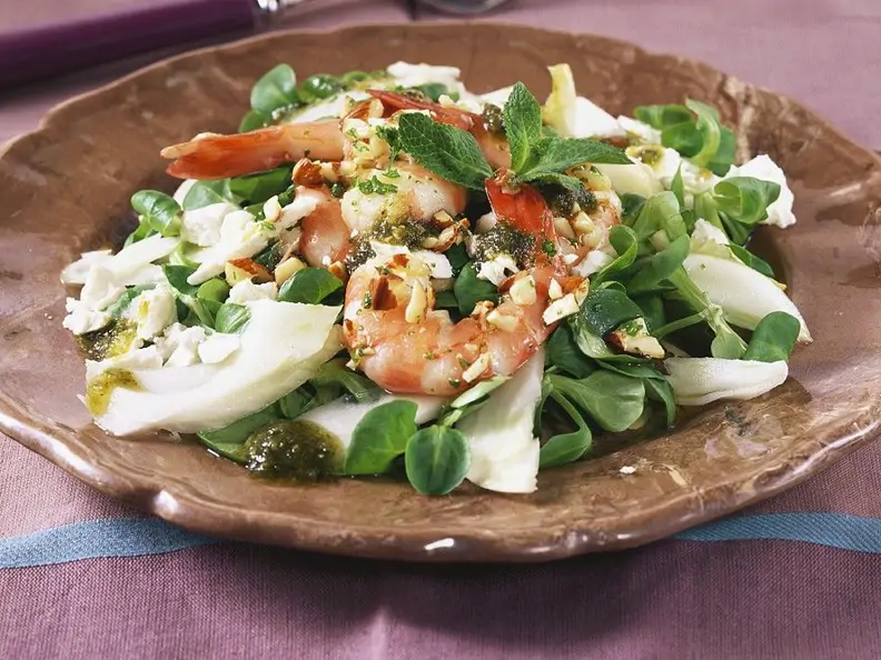 Feldsalat mit Garnelen