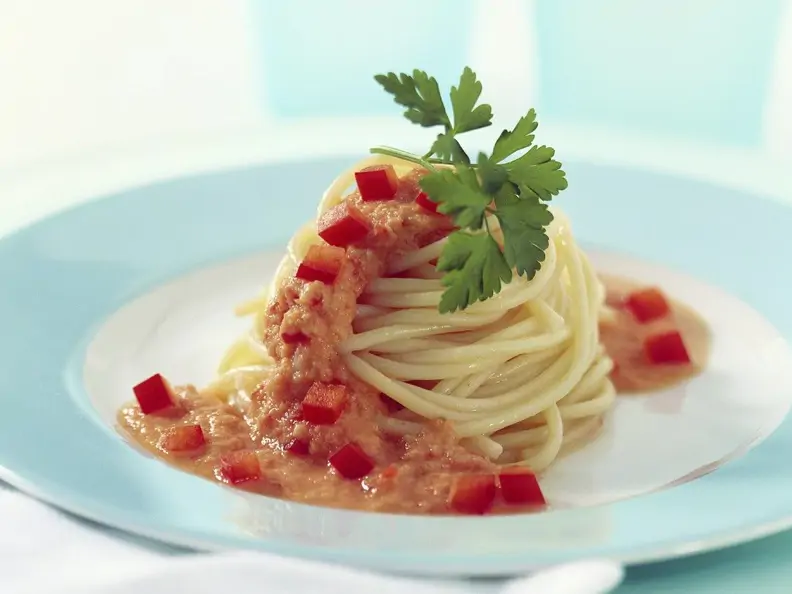 Nudeln mit Paprikasauce