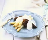 Weißer Spargel mit Morcheln