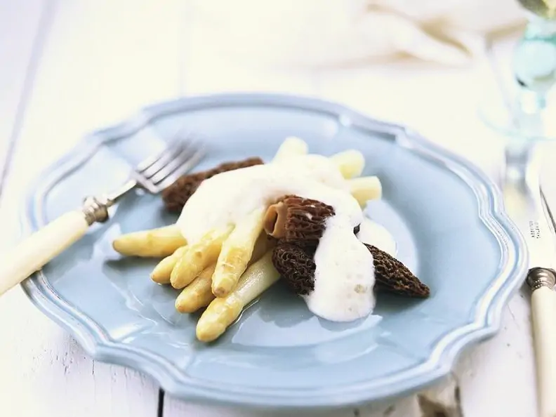 Weißer Spargel mit Morcheln