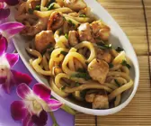 Udon-Nudeln mit Hähnchen
